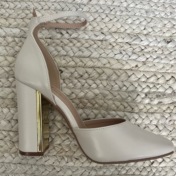 LULUS. Ivory & gold heels - Picture 3 of 4